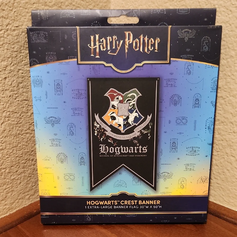 Harry Potter Hogwarts Crest Tapestry - Black